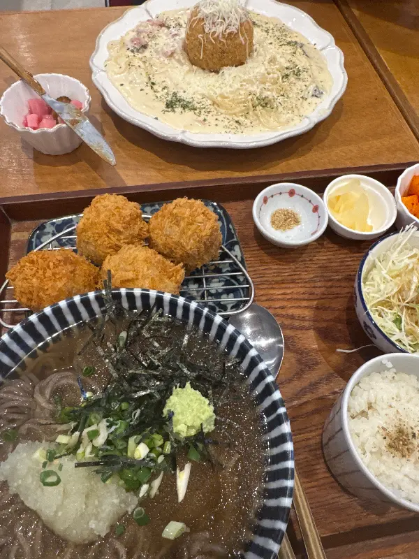 로제 파스타와 떡갈비 카츠볼, 마제소바, 밥까지 한 상 가득