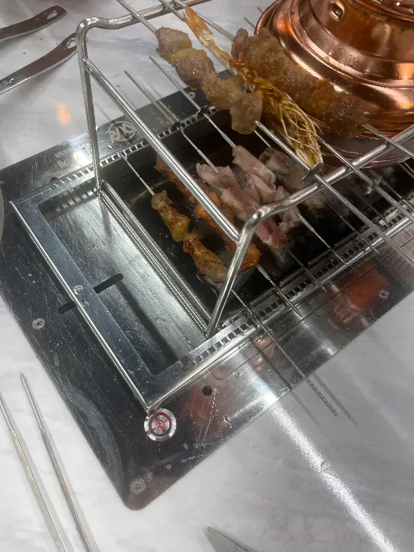 숯불 위에서 노릇하게 익어가는 양꼬치