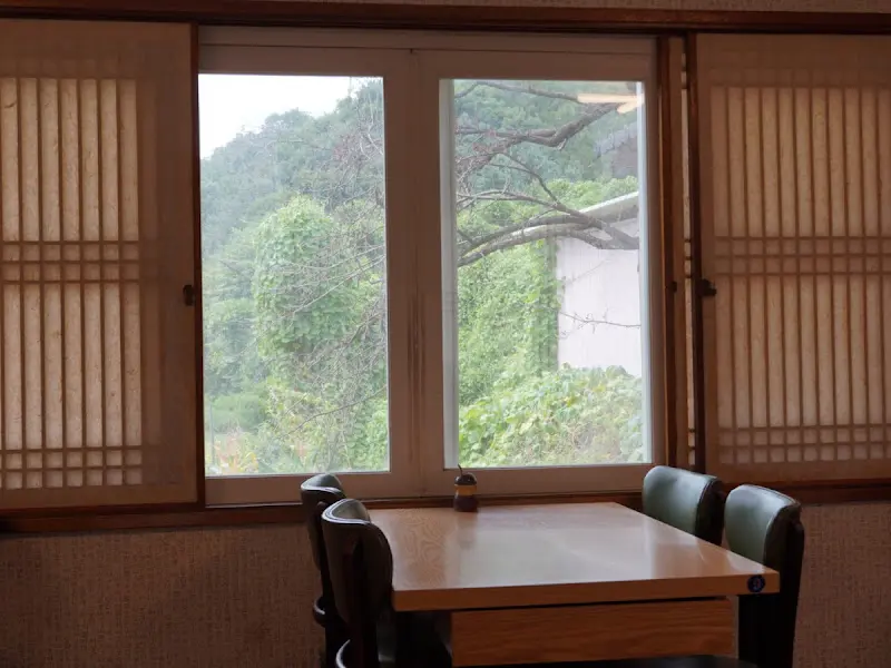 들꽃밥상 내부 창가 좌석