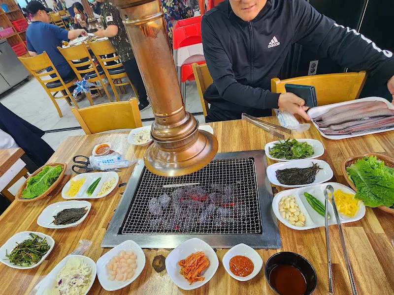 숯불과 기본 반찬이 세팅된 테이블