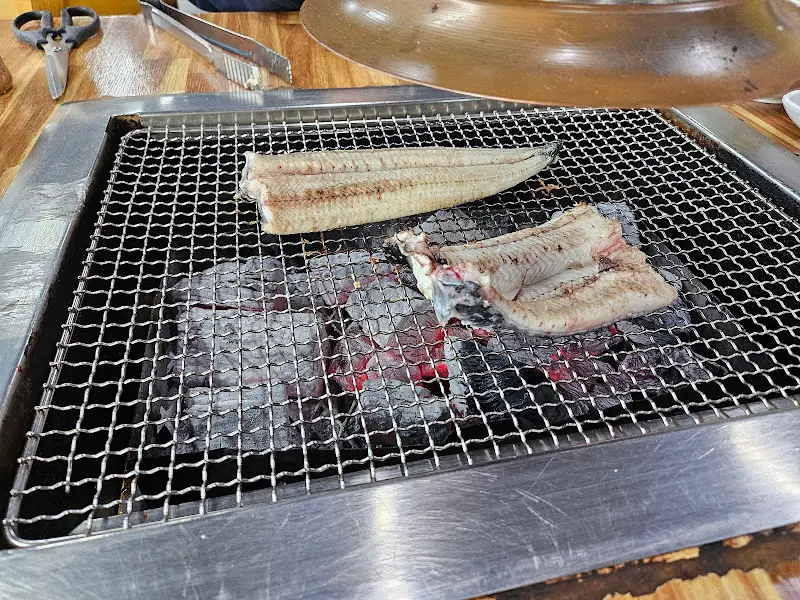 숯불 위에서 구워지고 있는 장어