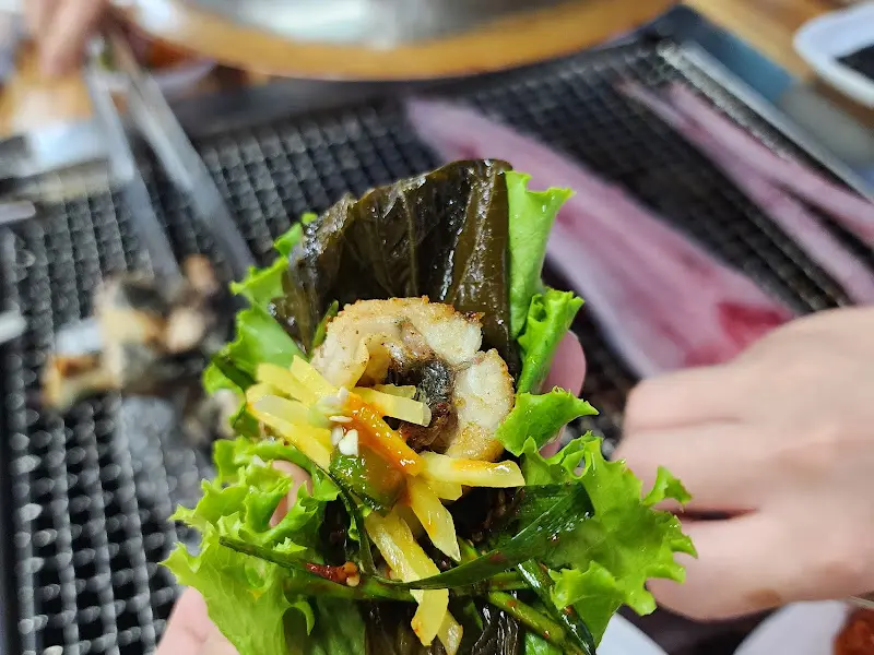 깻잎 장아찌, 생강 채와 함께 쌈 싸 먹는 장어