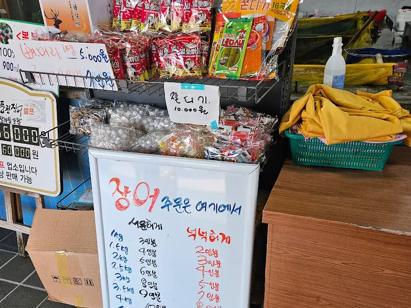 깔끔하게 비워진 숯불 테이블