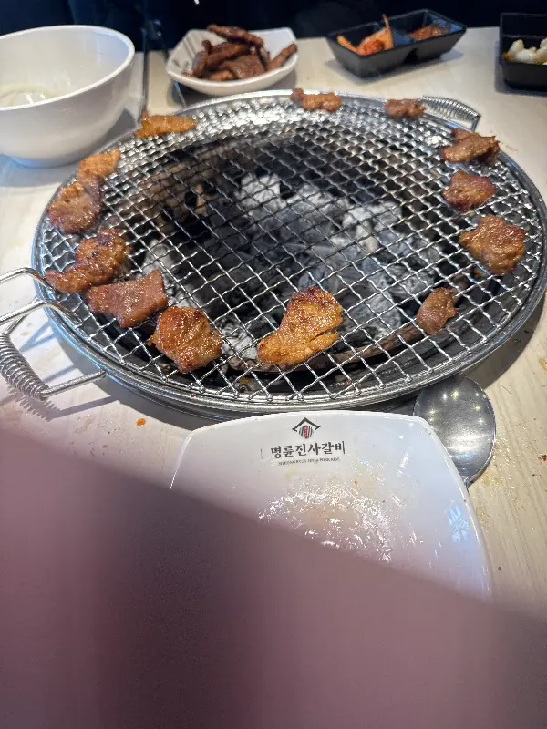 노릇하게 구워진 돼지갈비