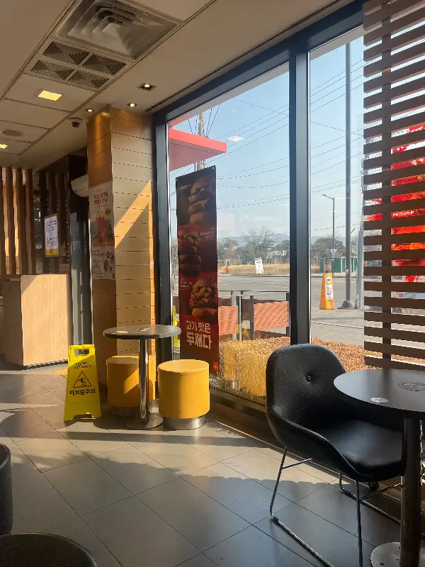 맥도날드 의정부 만가대 DT점 내부 좌석