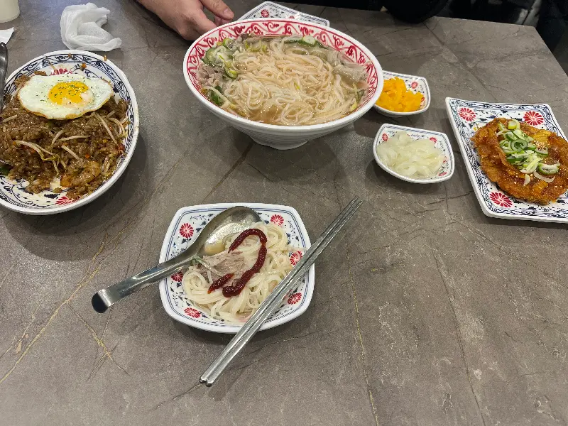 한 상 가득 차려진 음식