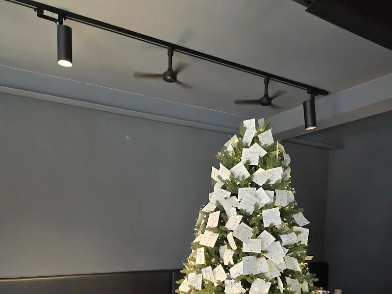 은은한 조명 아래 놓인 테이블과 의자