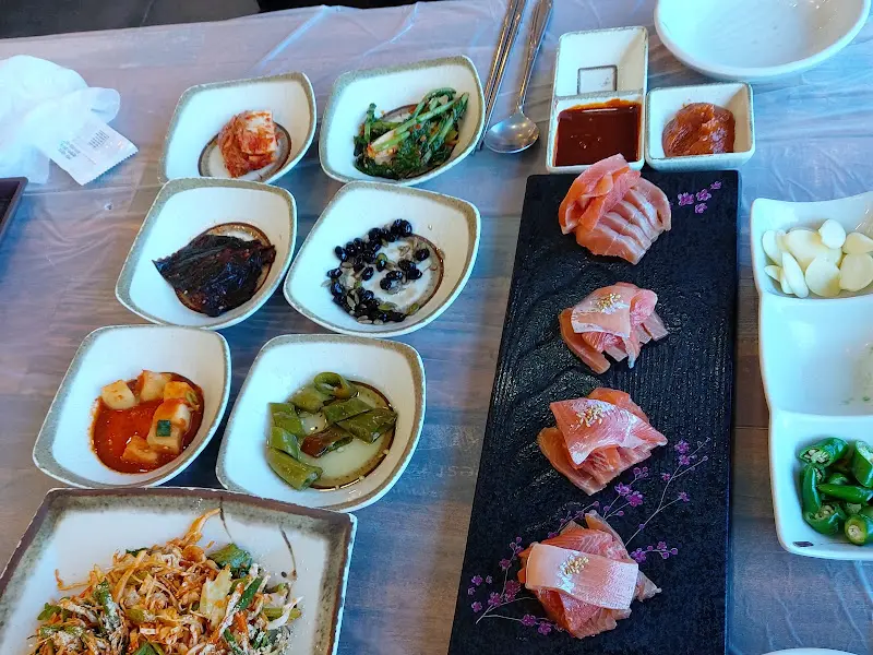 정갈한 곁들임 반찬들