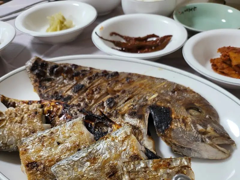 노릇하게 구워진 고등어 구이