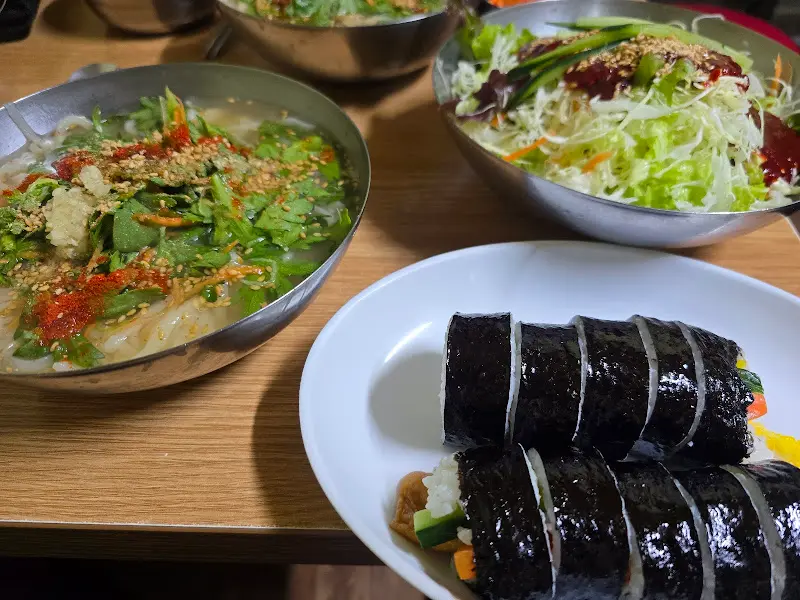 칼국수, 비빔칼국수, 김밥 한 상 차림