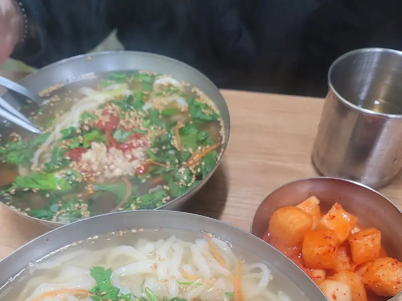 칼국수와 깍두기