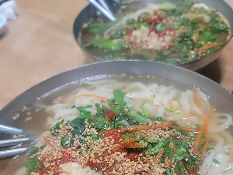 푸짐한 칼국수 한 그릇