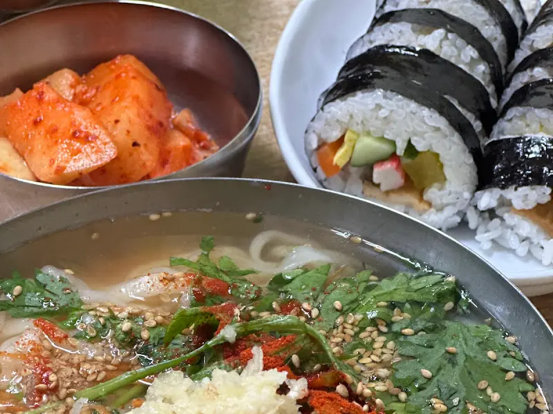 칼국수, 김밥, 깍두기