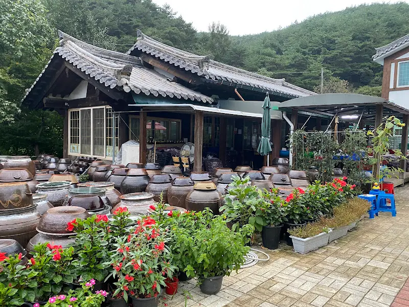 장독대가 늘어선 식당 전경