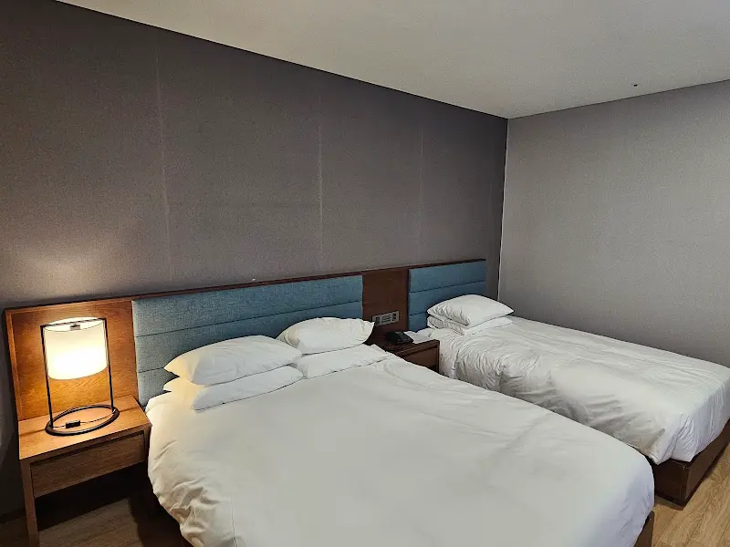 깔끔하게 정돈된 트윈 베드 룸