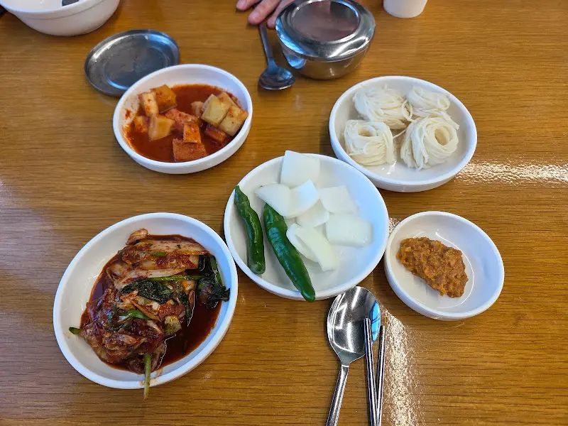 다양한 밑반찬이 놓여진 테이블