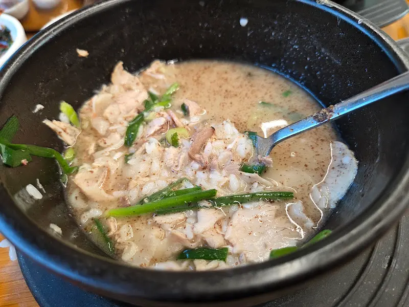 뚝배기 안의 돼지국밥