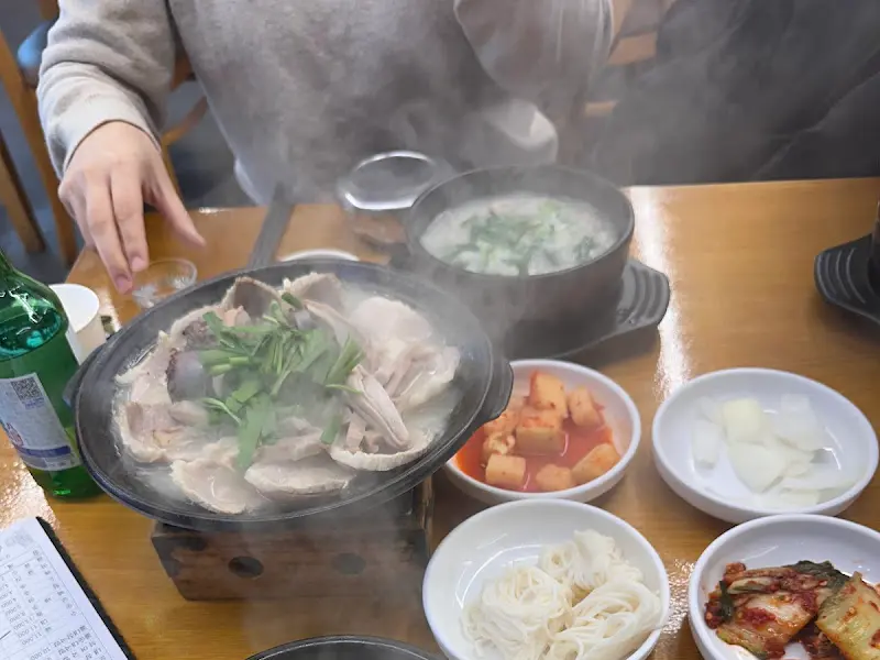 돼지국밥 한 상 차림