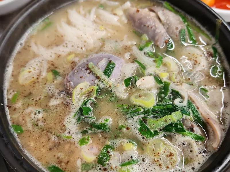 돼지국밥에 소면을 넣어 먹는 모습