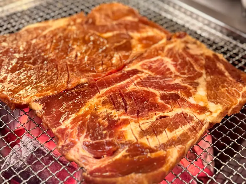 숯불 위에서 익어가는 양념갈비