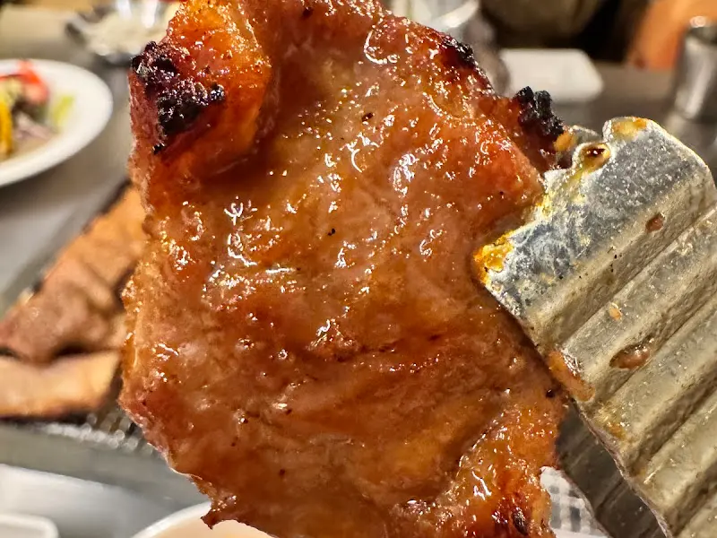 집게로 들어 올린 양념갈비