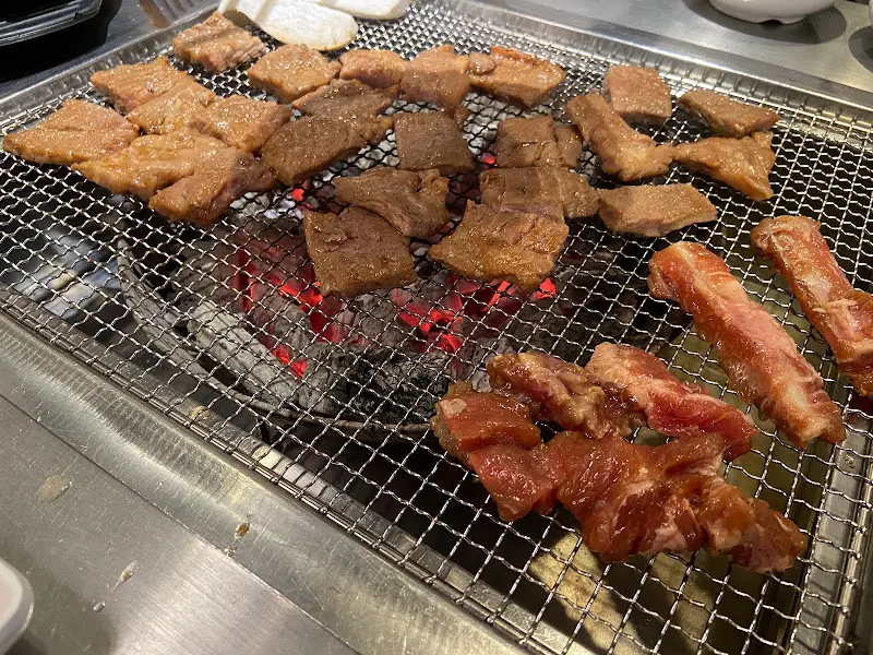 불판 위에 올려진 양념갈비 조각들