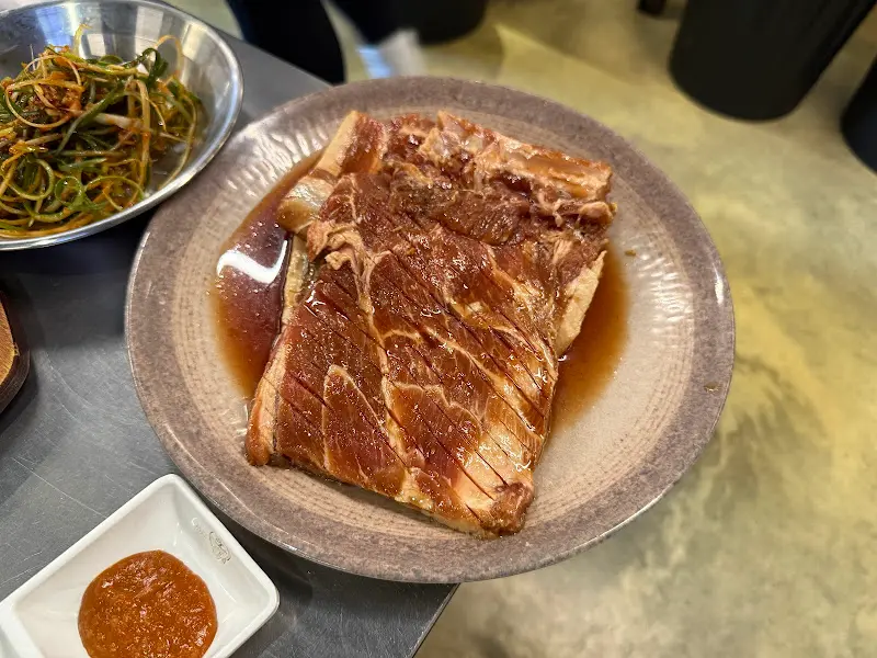 접시에 담긴 양념갈비