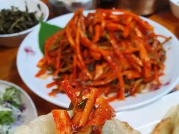 노포의 연륜이 빚어낸 새콤매콤한 마법, 대구 서구 ‘맛집’ 무침회에서 펼쳐지는 미각 실험