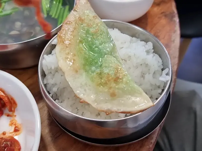 납작만두와 밥의 조화