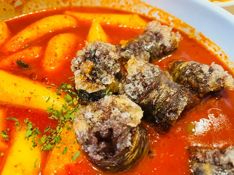 떡볶이 국물에 푹 적셔진 순대튀김
