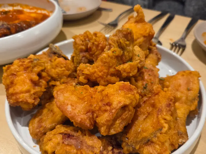 윤기가 좔좔 흐르는 치킨