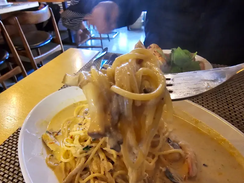 포크에 돌돌 말린 파스타