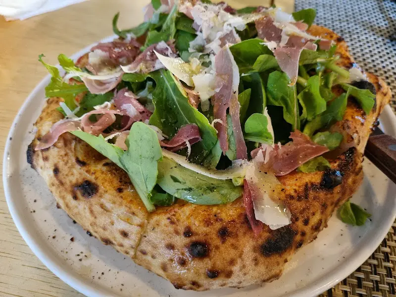 신선한 루꼴라가 듬뿍 올려진 화덕피자