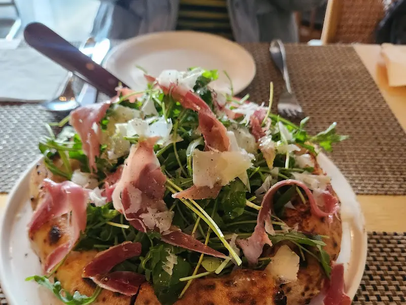 맛있는 피자를 먹기 좋게 잘라주는 모습