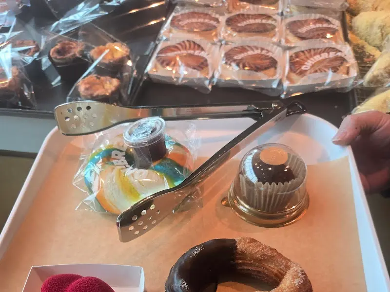 빵을 고르는 손길