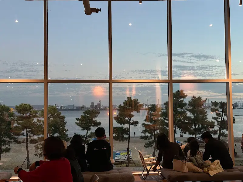 통창으로 보이는 바다 뷰