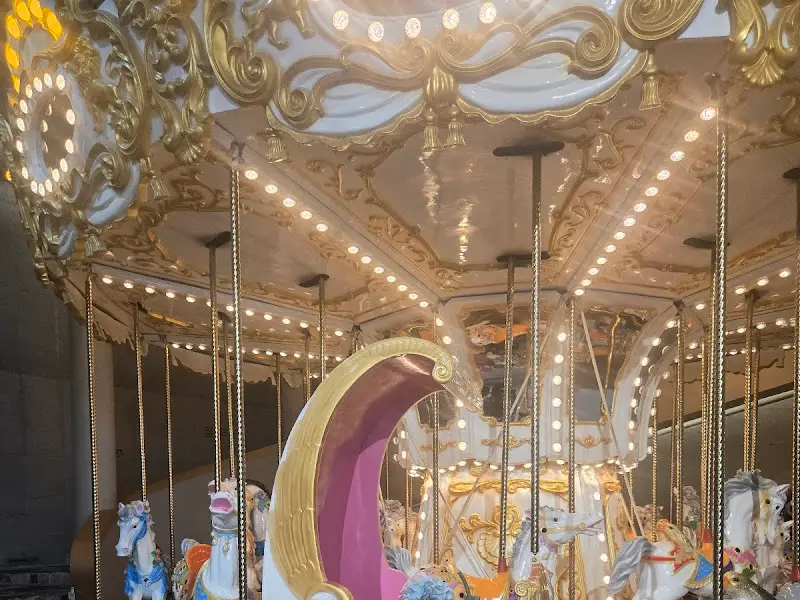 회전목마 천장 장식