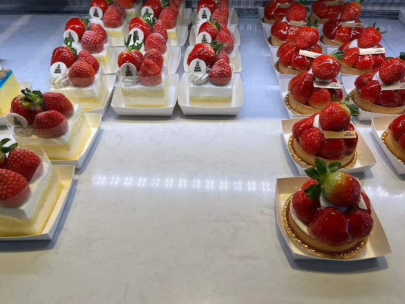 쇼케이스에 진열된 딸기 케이크