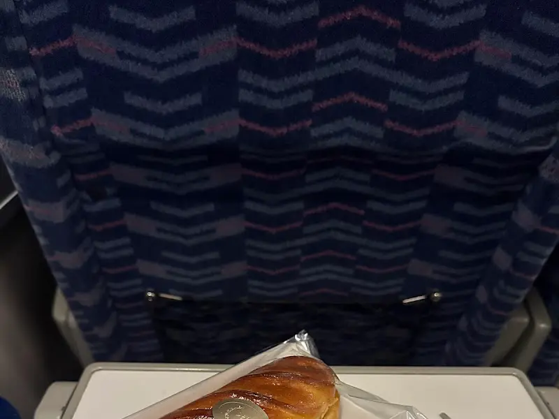 기차 좌석에서 찍은 빵 사진