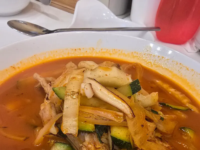 오이채와 메추리알이 올라간 유니짜장