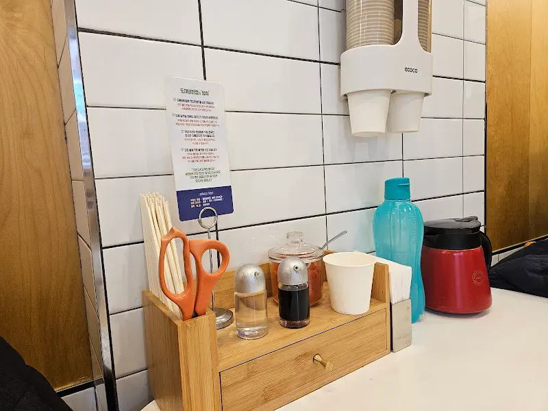 테이블에 놓여진 식초, 간장 등의 양념통