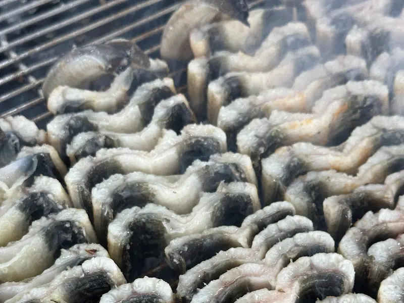 숯불 위에서 구워지는 장어