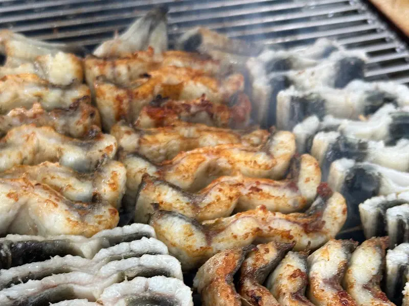 노릇하게 구워진 장어 단면