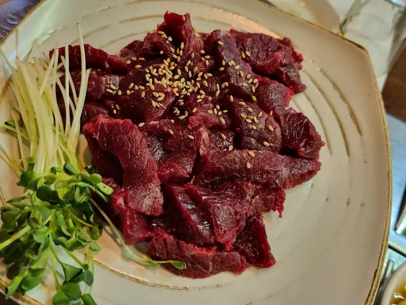 윤기가 좔좔 흐르는 뭉티기의 자태