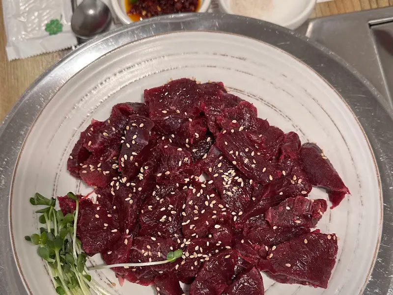 뭉티기, 참기름, 마늘, 고추의 완벽한 조화