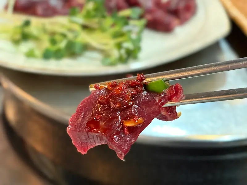 양념장에 찍은 뭉티기