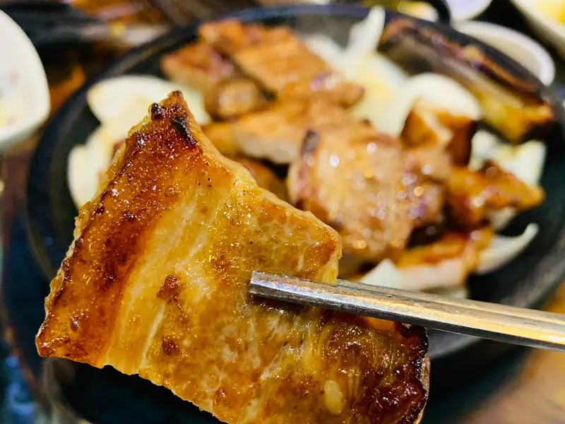 돌판 위에 올려진 석갈비