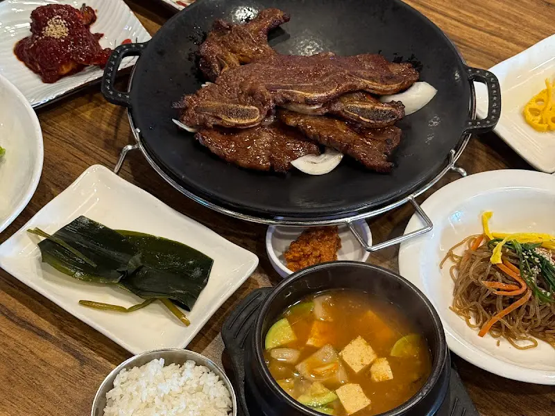 돌솥밥과 석갈비 한 상 차림