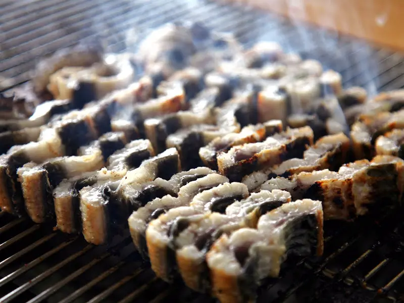 숯불 위에서 구워지는 장어