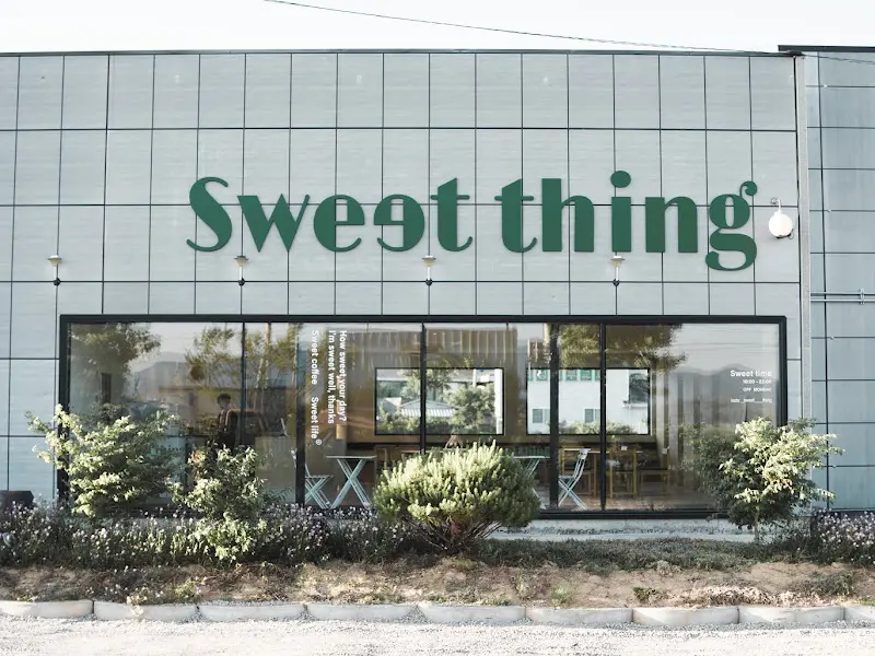 깔끔한 외관의 Sweet Thing 카페